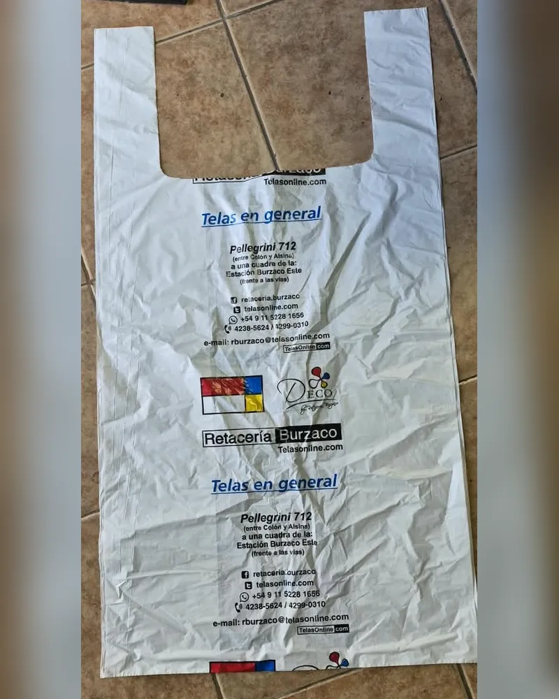 Bolsa camiseta blanca impresa con logo de colores y texto en azul y negro