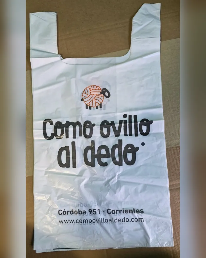 Bolsa camiseta blanca con logo impreso en negro y naranja