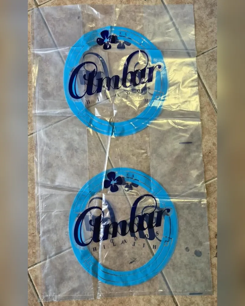 Bolsa transparente con dos logos circulares impresos en celeste y azul