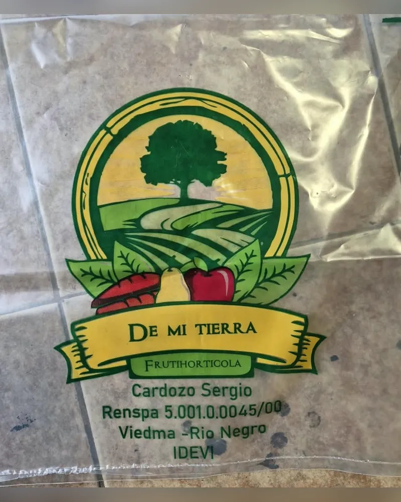 Bolsa transparente con un logo circular impreso en verde y amarillo