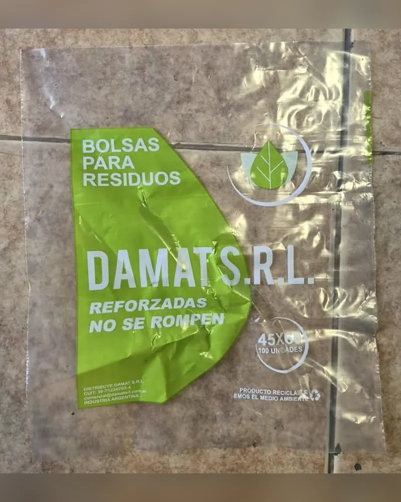 Bolsa transparente impresa en verde y blanco, con texto de bolsas para residuos reforzadas
